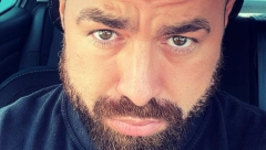 OPASAN FRAJER, MAMI UZDAHE GDE GOD SE POJAVI Ovaj dasa je rođeni brat naše popularne pevačice, a žene lude za njim! (FOTO)