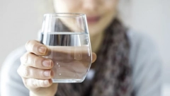 DODAJTE SAMO JEDAN SASTOJAK U VODU Smanjite nadutost, ojačajte imuni sistem i rešite se kamena u bubregu!