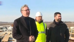 VUČIĆ BLIZU MESTA GDE SU ĐILASOVI BATINAŠI PRETUKLI BAGERISTU Razgovaraću sa meštanima iza kojih ne stoji vračarska ili inostrana politika, idem da rešavam probleme!