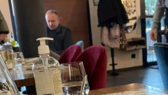 PRAVA SLIKA OPOZICIJE: Dok Vučić rešava probleme, Đilas uživa u kafiću (FOTO)