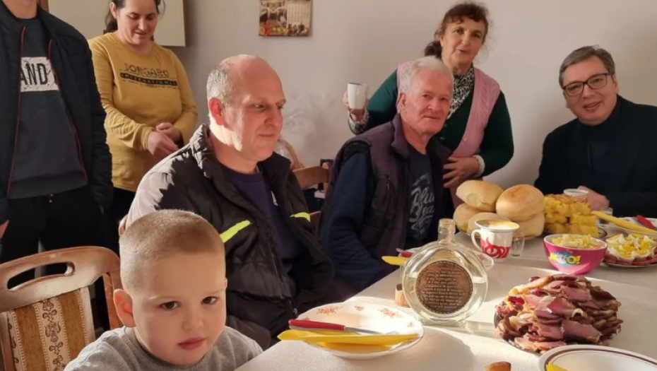 PREDSEDNIK VUČIĆ SE OGLASIO IZ SRCA JADRA Srećan sam što Vas vidim i mnogo Vam je lepo ovde!