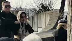 ZLATA NEMA OD BOLA Pevačica na pomenu Džeja Ramadanovskog neutešno plače, ne mogu da je smire, muškarac u crnom je drži da ne padne (VIDEO)