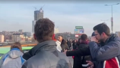 ĐILASOVCI NAPALI NEDUŽNOG ČOVEKA Udarali besno po automobilu, hteli nasilno da ga izvuku iz auta: Ne možeš da prođeš! Mrš! (FOTO/VIDEO)
