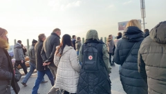 POPIO KAFICU, PA KRENUO DA ZAVAĐA NAROD Đilas i Marinika se smeju blokiranim građanima