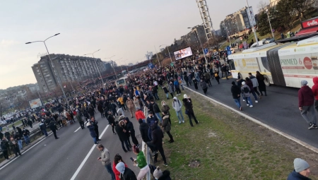 IMATE LI SAVESTI, ŠTO MALTRETIRATE BEBE? Jadno dete zaglavljeno u rulji obesnih ekologa (VIDEO)