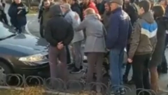 ĐILASOVCI I LAŽNI EKOLOZI BRUTALNO PREBILI ČOVEKA Tukli ga i vikali: Ubij ga! Vučiću pe*eru! (VIDEO)