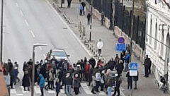 PUKLI IM PROTESTI! Širom Srbije mali broj plaćenih izdajnika maltretira građane, u Vršcu prava slika i prilika Đilasove partije! (FOTO/VIDEO)