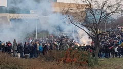 Narode mi ti nudimo samo srednji prst! Đilasovci pod dejstvom opijata (VIDEO)