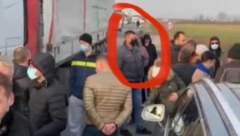 LICEMER BEZ PREMCA Radnik u Putevima Srbije blokirao državni put prvog reda M21 Šabac - Novi Sad (VIDEO)