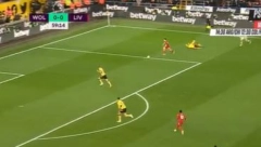 ŠTA URADI ČOVEČE?! Planeta se smeje sramnom promašaju napadača Liverpula (VIDEO)