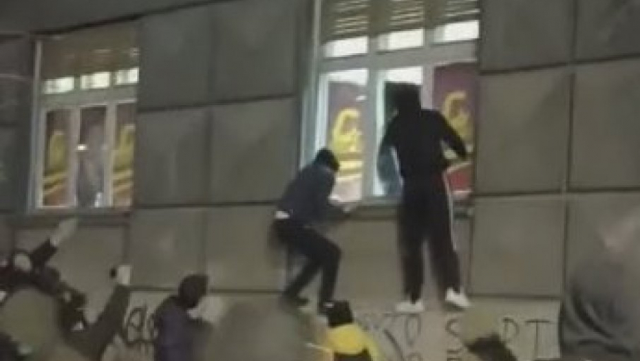 VANDALIZAM U NOVOM SADU Huligani uništili prostorije stranke ministra Vulina (FOTO)