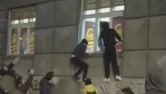 VANDALIZAM U NOVOM SADU Huligani uništili prostorije stranke ministra Vulina (FOTO)