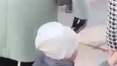 NI DECA, NI STARI Tužna slika demonstracija u Nišu: Uplakan dečak sa majkom ne može da prođe kroz masu ljudi (VIDEO)