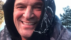 BAJA MALI KNINDŽA PONOVO ODUŠEVIO PRATIOCE Legendarni pevač odmara u prirodi sa medvedima (FOTO)