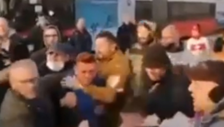 ISPLIVAO JEZIV SNIMAK NASILJA OPOZICIJE Đilasovci brutalno pretukli vozača na Pupinovom mostu (VIDEO)