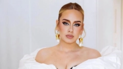 ADEL POSTAJE STRIPTIZETA?! Ovako izgleda kada diva u noćnom klubu zapleše uz šipku! (VIDEO)