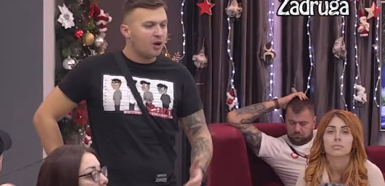 KARIĆ NAPRAVIO HAOS ZA CRNIM STOLOM Popljuvao Cara, Maju i Miljanu, pa uputio jasnu poruku budućem vođi!
