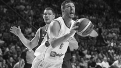 BRUKA I SRAMOTA Navijači PAOK-a zaplili dres pokojnog Jelovca (FOTO)