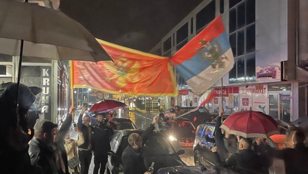 POLITIČARI PREUZIMAJU PROTEST OD GRAĐANA: U prvom planu Bečićevi plakati, EU zastave i parole Evropa sad- TROBOJKE NI NA VIDIKU