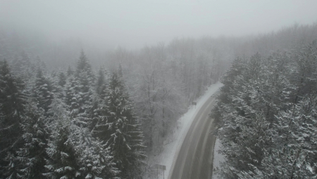 ZIMA STISLA SA SVIH STRANA Sneg veje na Divčibarama, formiran snežni pokrivač oko 30 centimetara (FOTO/VIDEO)