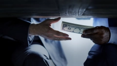 VODA PRODIRE U BROD Slovenija gubi do 3,5 milijarde evra godišnje zbog korupcije