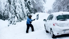 SAVETI KOJI MOGU DA VAM SPASU ŽIVOT 80% vozača ne zna da vozi po snegu, najbitnije je da ne kočite naglo!