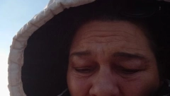 "NEKA JE VUČIĆ PREVEZE HELIKOPTEROM!" Slavica molila demonstrante da puste bolesnu ženu, a onda su joj život pretvorili u pakao: Prete i mojoj deci!