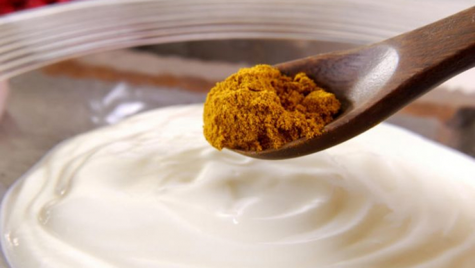 JOGURT I POLA KAŠIČICE KURKUME: Kombinacija koja čuva mozak, krvne sudove, vitku liniju, ako se jede na ovaj način