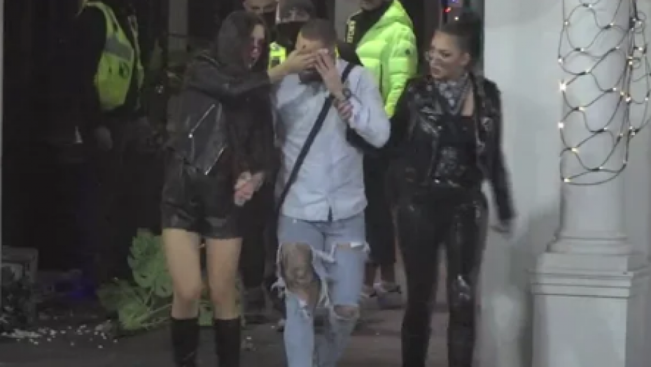 MILJANA POGODILA ZADRUGARA ŠOLJOM U GLAVU! Haos na imanju, lice mu krvavo, momentalno ga izveli napolje! (VIDEO)