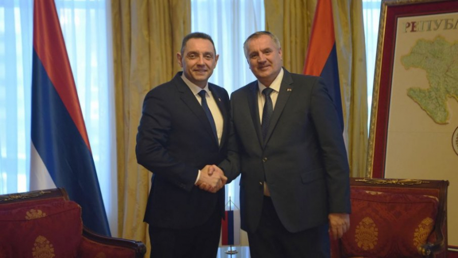 DOK SRBIJU VODI VUČIĆ, RS ĆE BITI ČUVANA: Vulin sa premijerom Viškovićem u Banja Luci