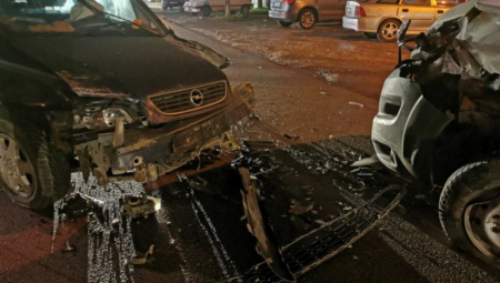 LANČANI SUDAR U ČAČKU! Automobili smrskani, ima i povređenih