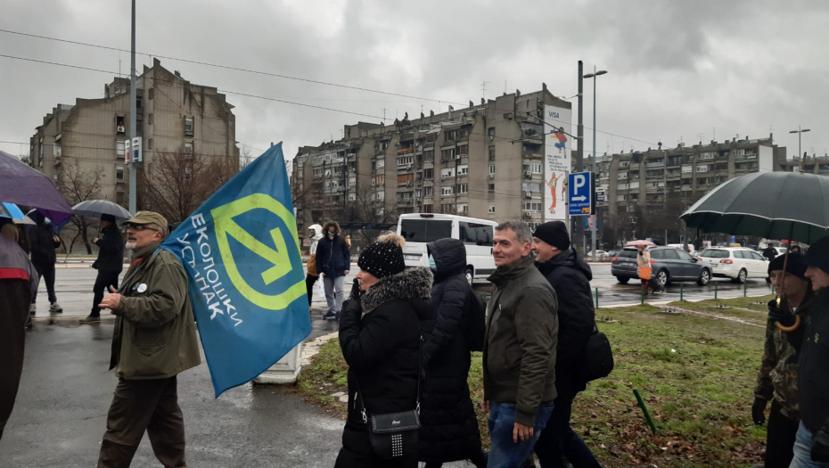 ZET MI JE UMRO, A NE MOGU DA PROĐEM! Čovek očajan zbog blokade puteva (VIDEO)