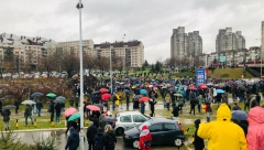 PROTESTI U BEOGRADU Tuča na mostu Gazela, huligani prebili čoveka i razlupali mu auto, N1 sramno lagao (FOTO)