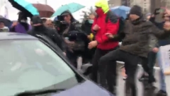 UDARAO ČOVEKA TRANSPARENTOM U GLAVU Priveden muškarac iz Beograda zbog napada tokom blokade kod Sava centra