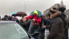 ĆUTINE SILEDŽIJE MALTRETIRAJU DEKU "Gde žuriš? Ugasi auto, ćale"