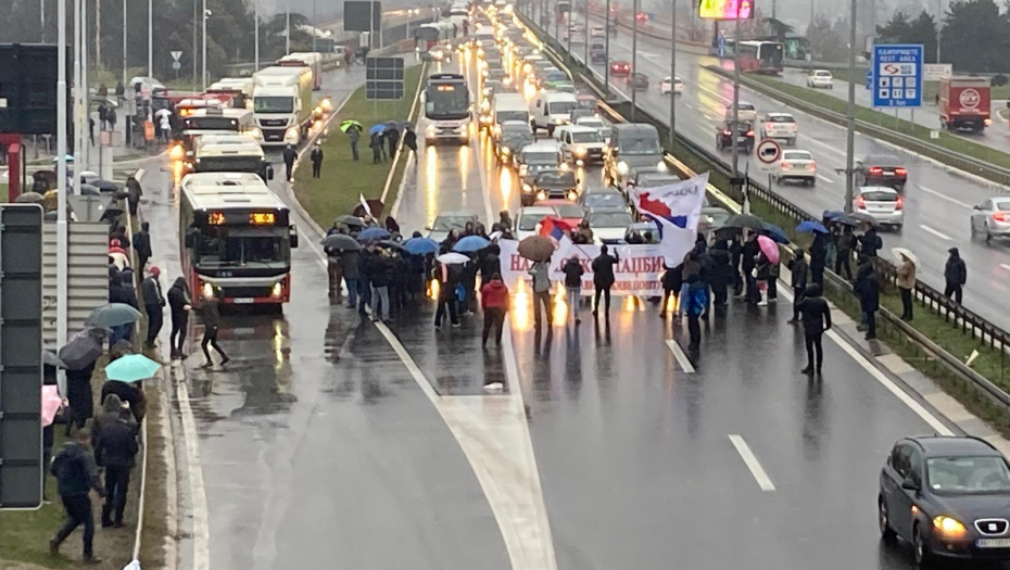 KAKVA EKOLOGIJA! UDRI U GLAVU! Novi snimci nasilja nad čovekom: Okružen ljudima, na milost i nemilost huligana (UZNEMIRUJUĆI VIDEO)