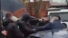 "UDRI GA U GLAVU" - BRUTALNO I SRAMNO! Lete pesnice i sevaju kišobrani na protestu: Demonstranti izudarali čoveka koji je izašao iz auta