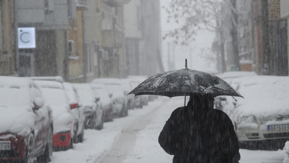PAO PRVI SNEG Zabeleo Beograd, građani oblače čizme i uzimaju lopate u ruke - Vremenska prognoza za 7 dana (FOTO/VIDEO)