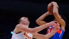 SRAMAN TRETMAN! Jokić dobio lakat u glavu, pa isključen!? (VIDEO)