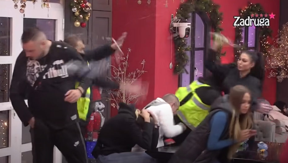 JA ĆU TI DOĆI GLAVE! Neviđeni haos za crnim stolom, Maja gađala flašama i polivala vodom Filipa, obezbeđenje nije moglo da je zadrži!