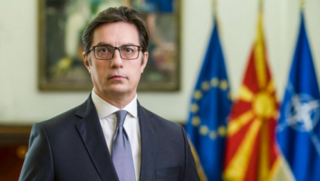 PROMOVIŠE MRŽNJU I NETRPELJIVOST Pendarovski osudio isticanje zastave "Velike Albanije" tokom posete Kurtija