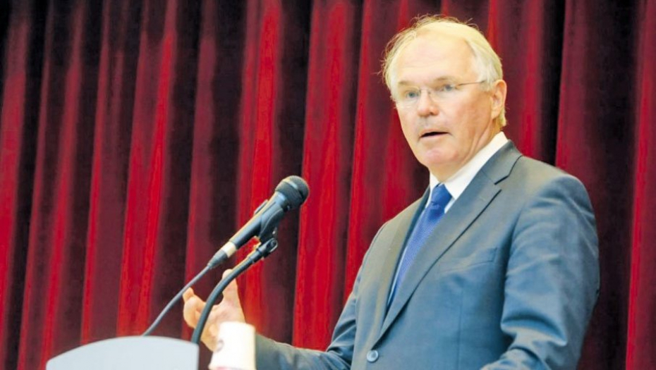 "MORATE SAMI DA NAĐETE ODGOVORE" Srbija treba da odluči gde želi da bude izjavio je Hil
