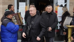 ĐANI ŽENI SINA, A SLAĐA SVA U BELOM Drugi naslednik poznatog folkera stao na ludi kamen, a mlada i svekrva isto obučene!