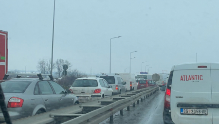 KARAMBOL NA OBRENOVAČKOM PUTU  Sudar autobusa i automobila, mladić teško povređen!