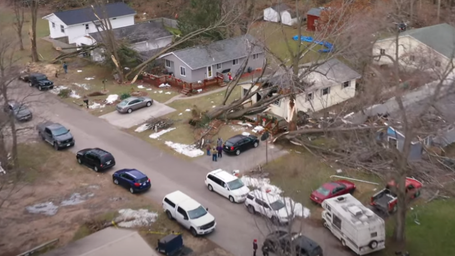 OLUJNI VETAR POGODIO AMERIKU Stravično nevreme dovelo do 2 saobraćajne nesreće, 5 osoba poginulo (VIDEO)