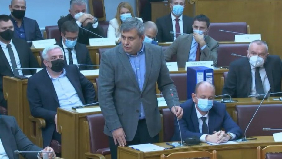 SVAĐA U SKUPŠTINI CRNE GORE! Radunović očitao lekciju Crnogorcima:  Kovčeg kralja Nikole i kraljice Milene bio je prekriven trobojkom!