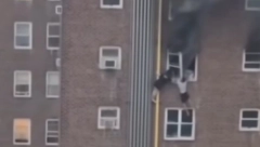 JEZIV SNIMAK BORBE ZA ŽIVOT Tinejdžeri u grotlu zapaljene zgrade na Menhetnu puze niz oluk (VIDEO)