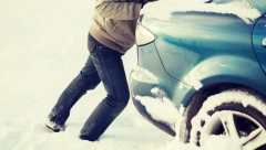 Važno je da znate: Ako se desi da se automobil zaglavi u snegu, ovo ne smete nikako da radite