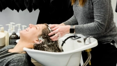 KOLIKO PUTA NEDELJNO TREBA DA PEREMO KOSU Frizer ima odgovor na pitanje koje muči sve ŽENE