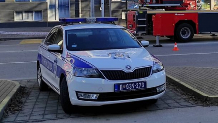 SAOBRAĆAJNA NEZGODA DVA VOZILA KOD OPŠTINE NOVI BEOGRAD U udesu učestvovao i taksista - intervenisala policija